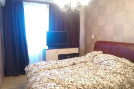 Продам трехкомнатную квартиру на Тополе 1